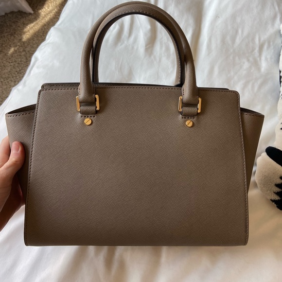 Michael Kors handbag (comes with strap, storage case & puff ball) - Picture 2 of 4